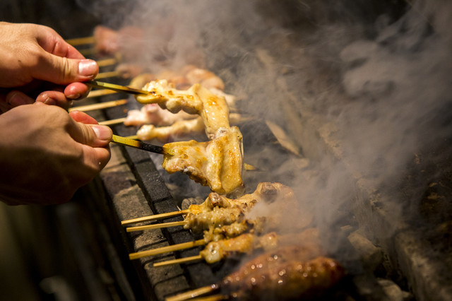 契約農家であるみのり農場様から新鮮な鶏肉を仕入れ、丁寧に手仕込みで1本1本刺しております。