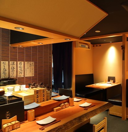 カウンター席で楽しむこだわり焼き鳥と日本酒のペアリングで至福の夜