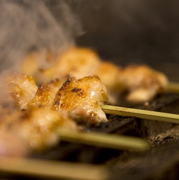 赤坂で乾杯！こだわりの焼き鳥と絶品もつ煮込みは飲みのお供に最適です