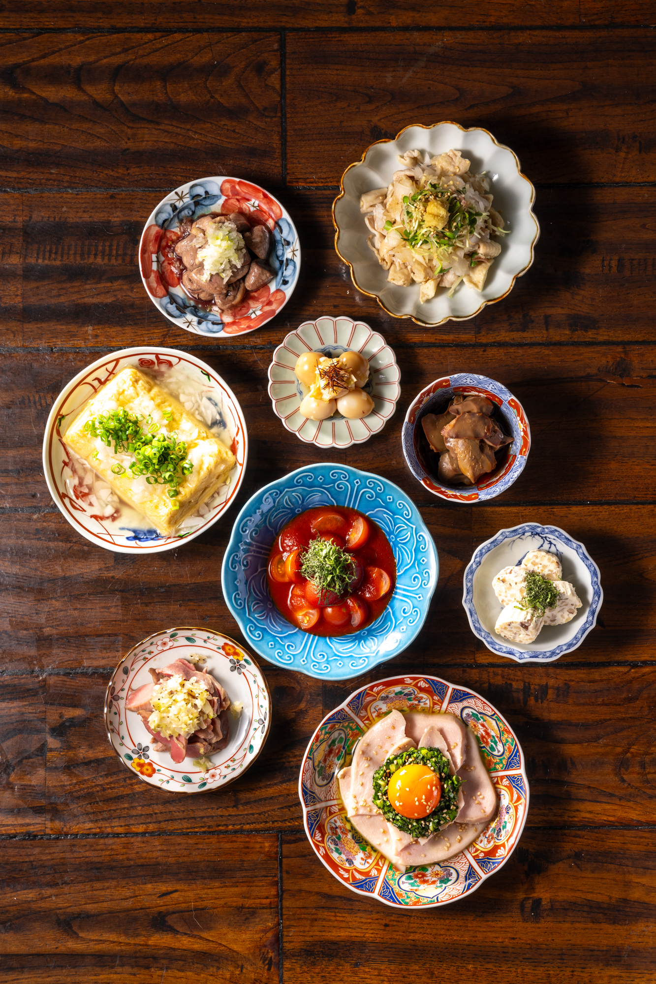 焼き鳥屋の定番から、こだわりの詰まった料理まで幅広くご用意。多彩なシチュエーションに対応できるメニューです。