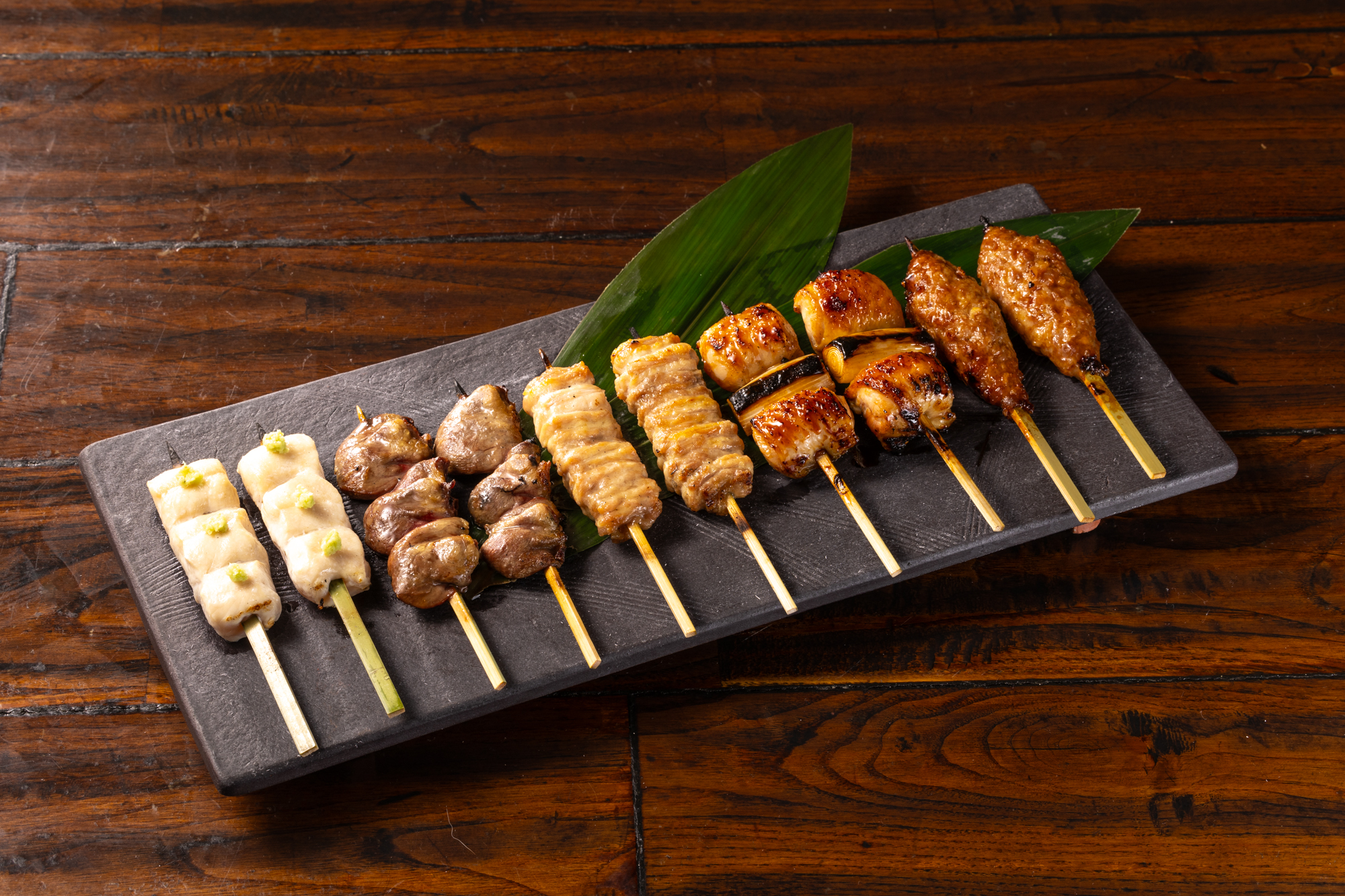 毎日、新鮮な鶏肉を仕入れ、丁寧な手仕込みで1本1本刺しております。