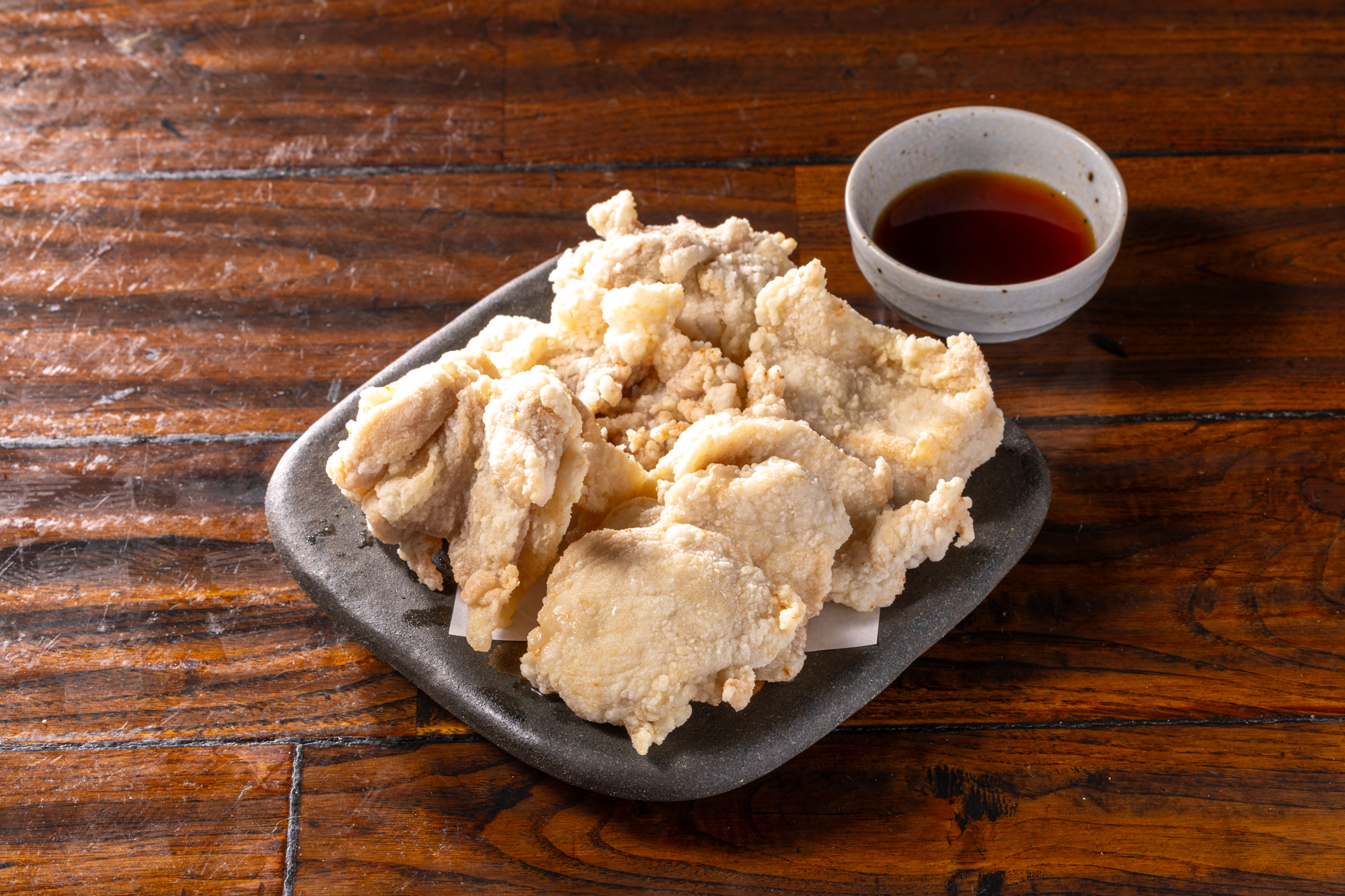 当店名物「白いからあげ」は、綺麗な油で揚げるため衣が真っ白に。海水の栄養分を多く含む「雪塩」を使用。
